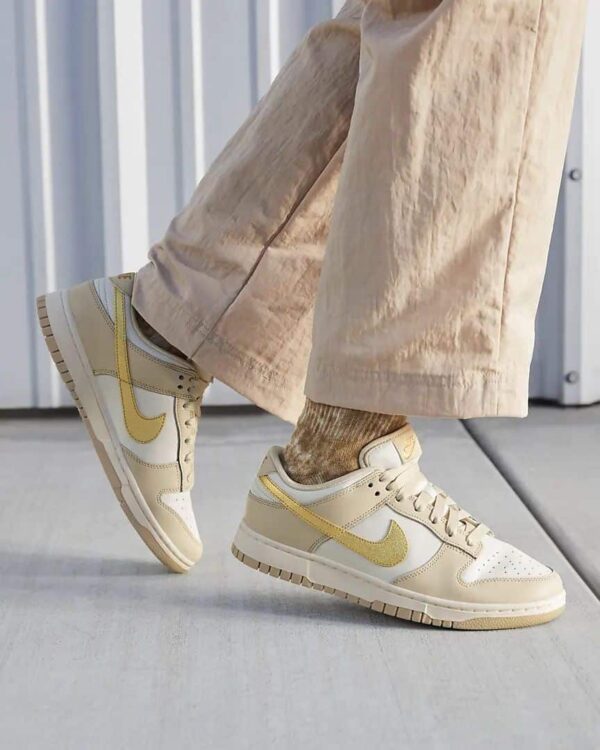 Nike SB Dunk Low Phantom Metallic Gold - Imagen 2